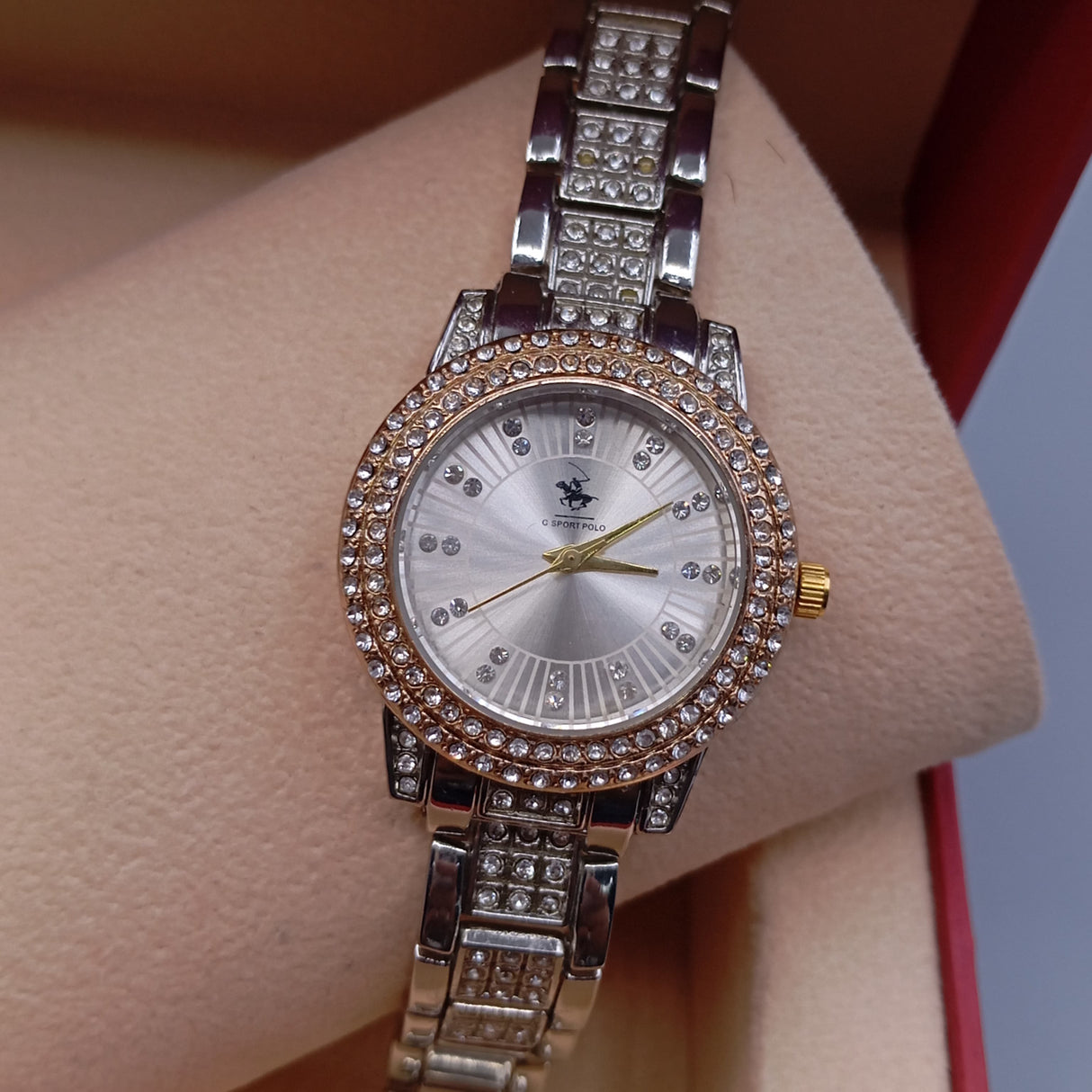 MONTRE POLO P0050 ARGENTE AUX STRASS. CAD CUIVRE, INT ARGENTE.