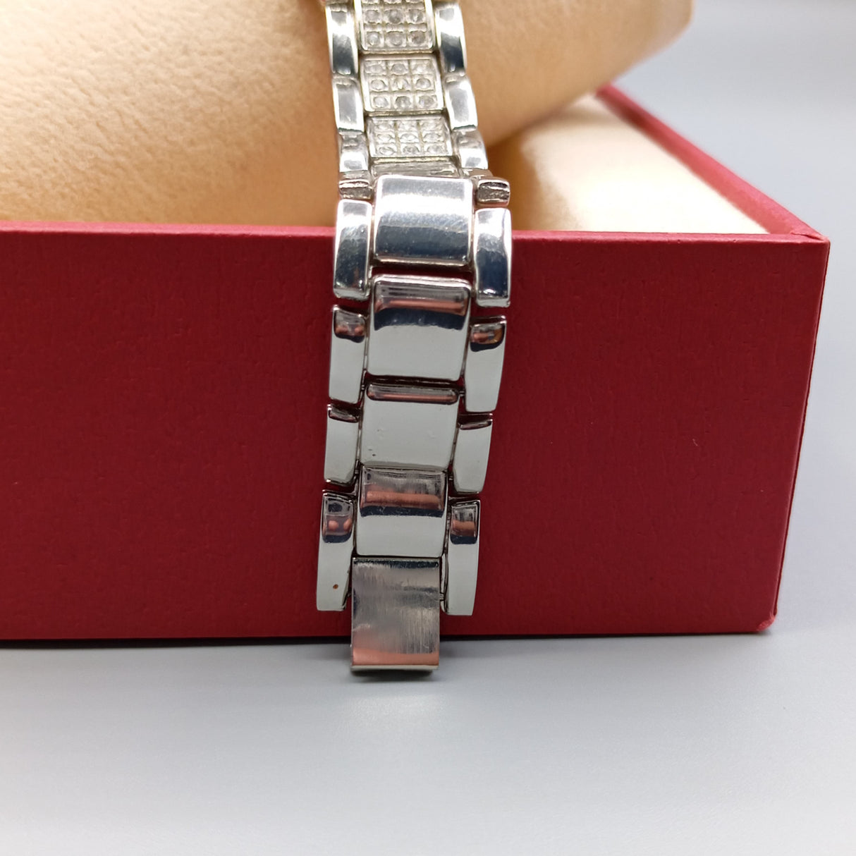 MONTRE POLO P0050 ARGENTE AUX STRASS. CAD CUIVRE, INT ARGENTE.