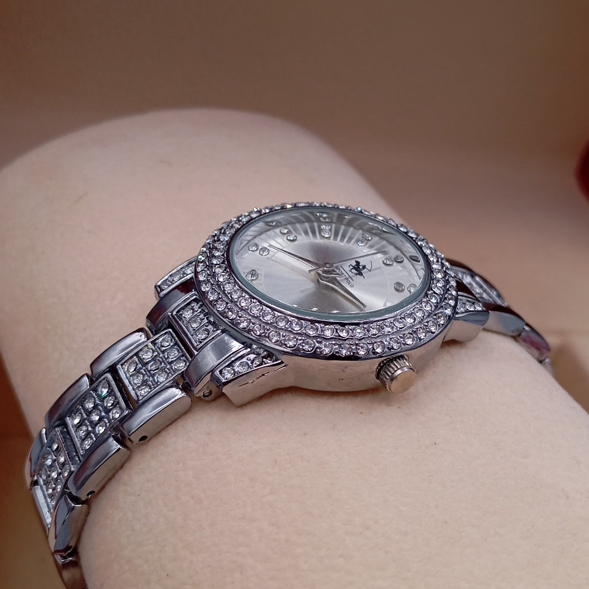 MONTRE POLO P0050 ARGENTE AUX STRASS. CAD ET INT ARGENTE.