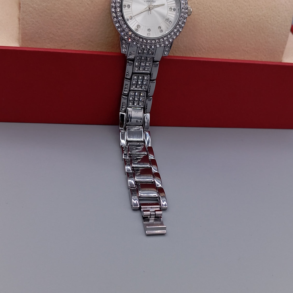 MONTRE POLO P0050 ARGENTE AUX STRASS. CAD ET INT ARGENTE.