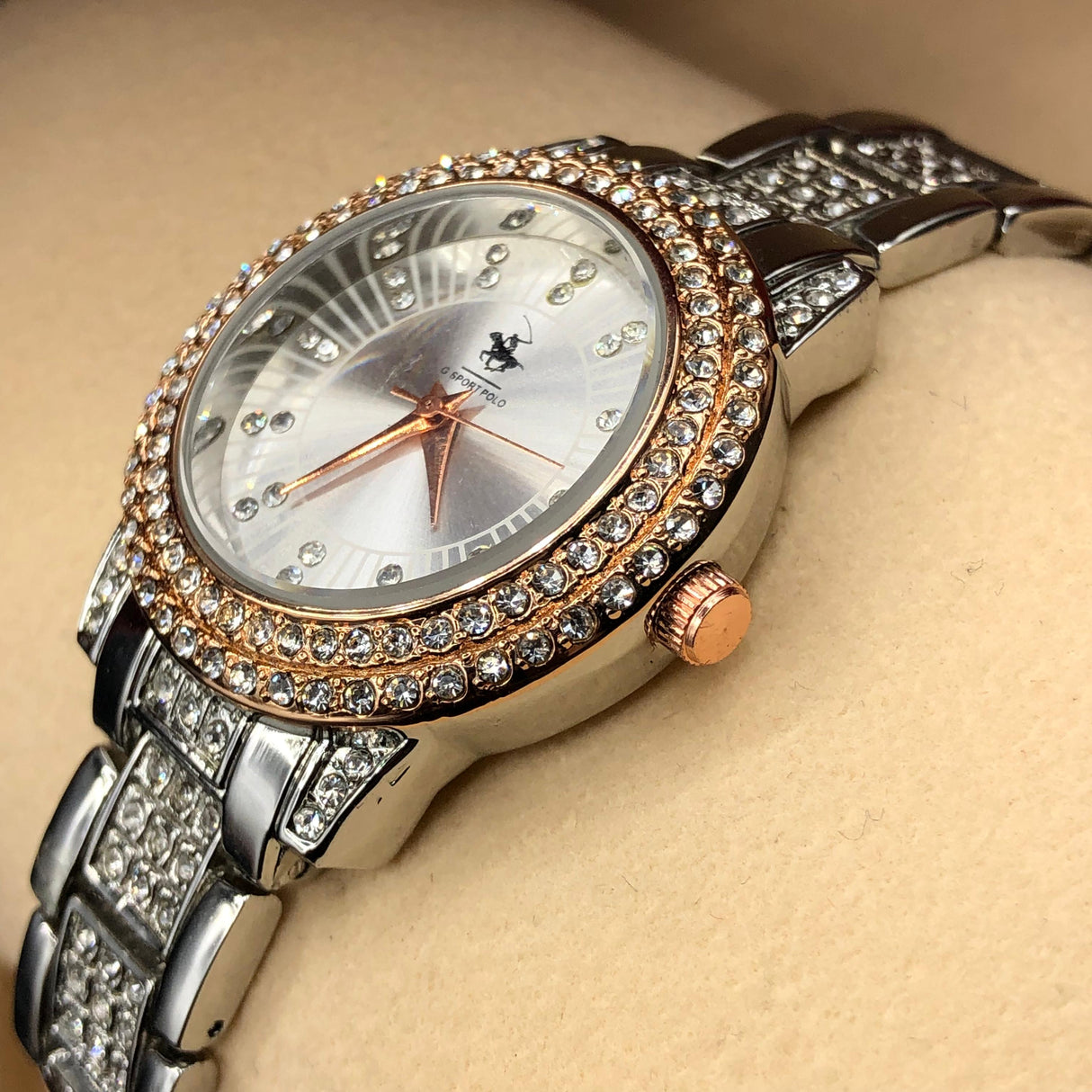 MONTRE POLO P0050 ARGENTE AUX STRASS. CAD DORE, INT ARGENTE.