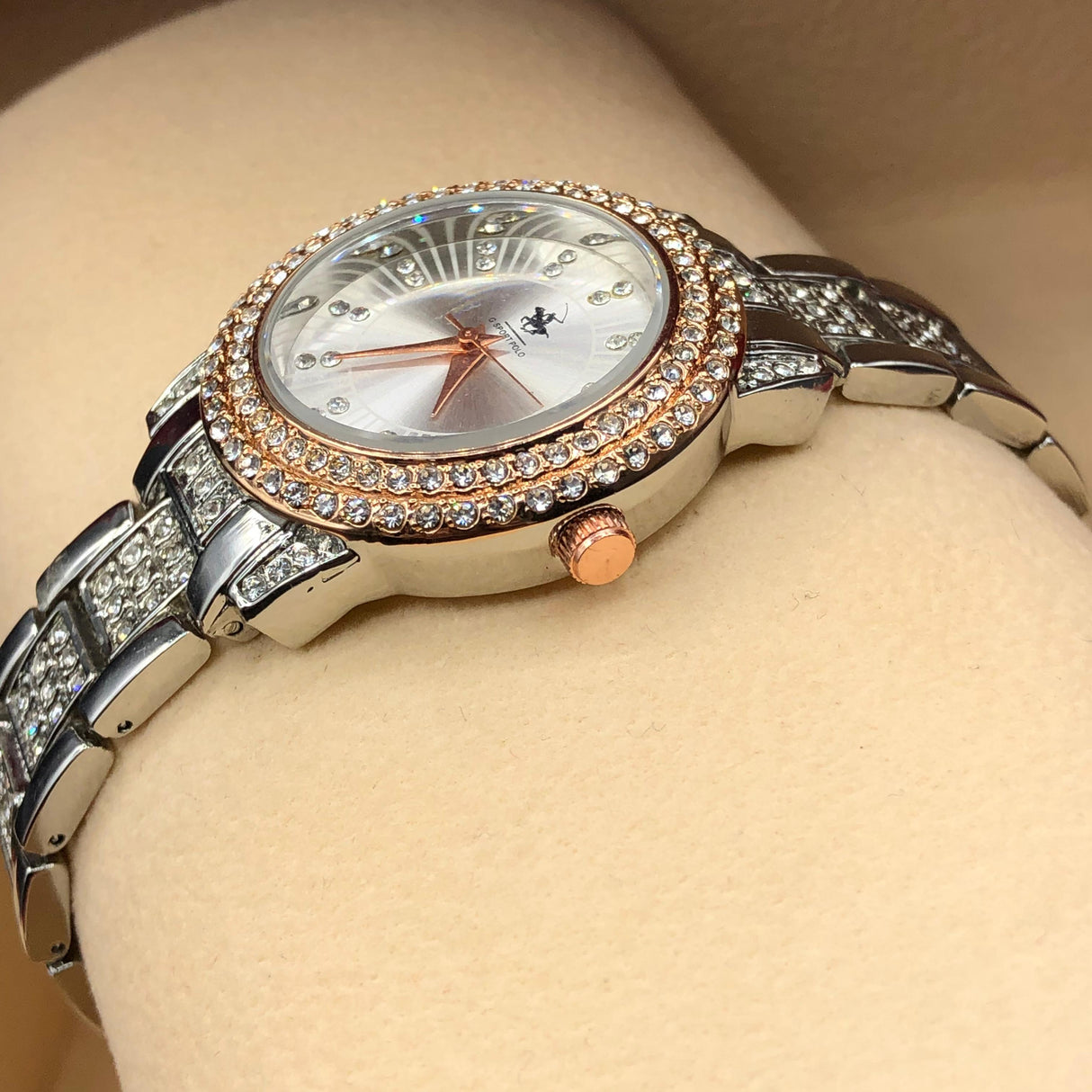 MONTRE POLO P0050 ARGENTE AUX STRASS. CAD DORE, INT ARGENTE.