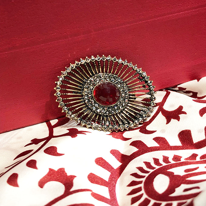 BROCHE MAUDE EN BRONZE A FORME DE BRASSEUR