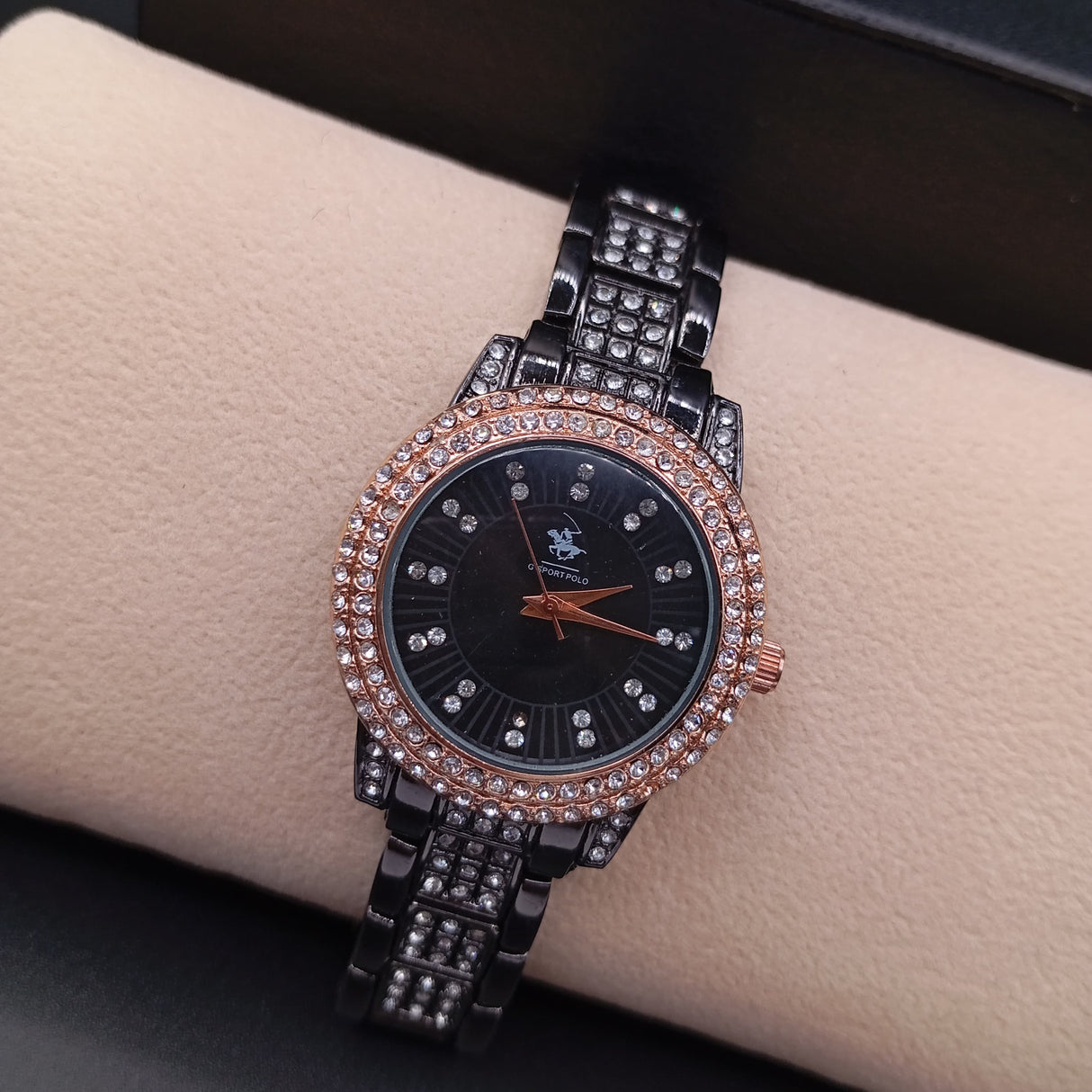 MONTRE POLO P0050 NOIR AUX STRASS. CAD CUIVRE INT NOIR.