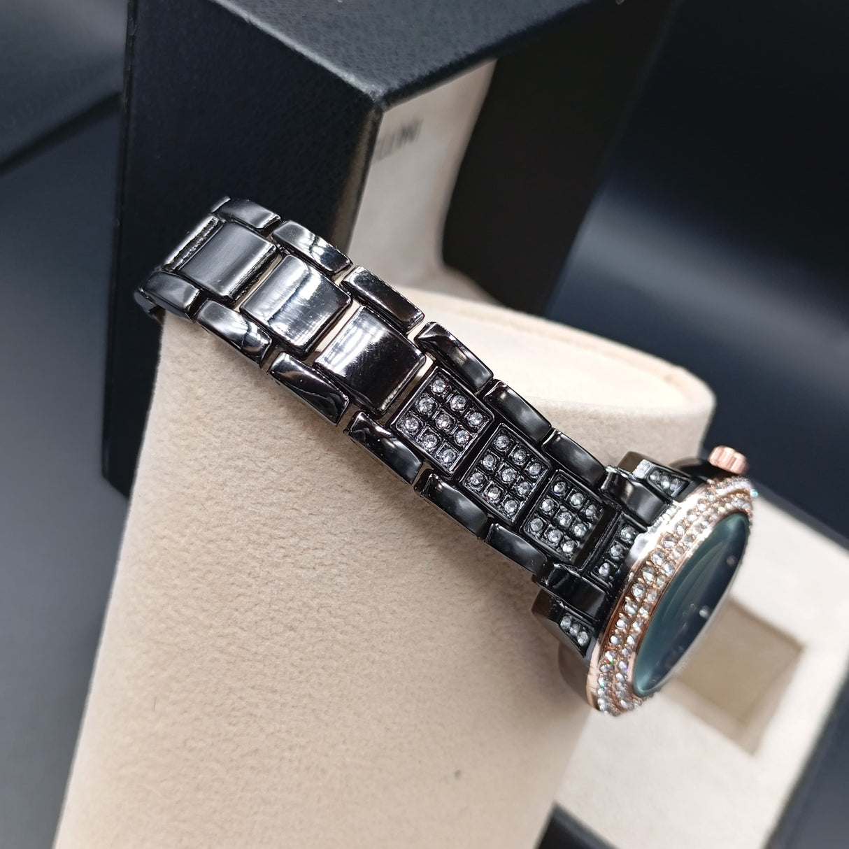 MONTRE POLO P0050 NOIR AUX STRASS. CAD CUIVRE INT NOIR.