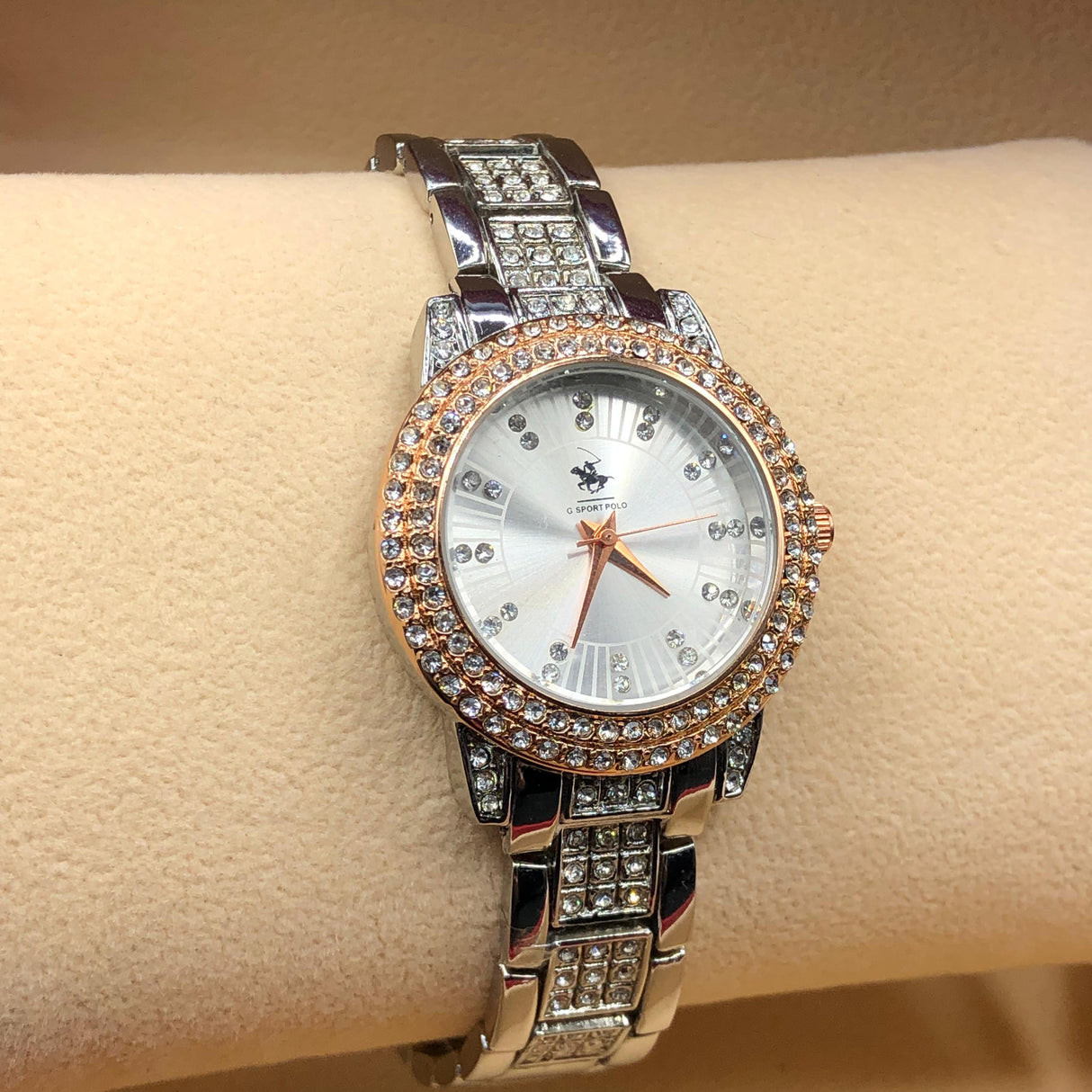 MONTRE POLO P0050 ARGENTE AUX STRASS. CAD DORE, INT ARGENTE.