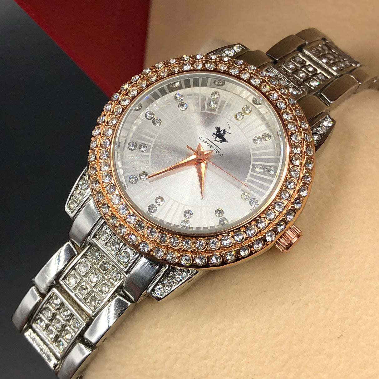 MONTRE POLO P0050 ARGENTE AUX STRASS. CAD DORE, INT ARGENTE.